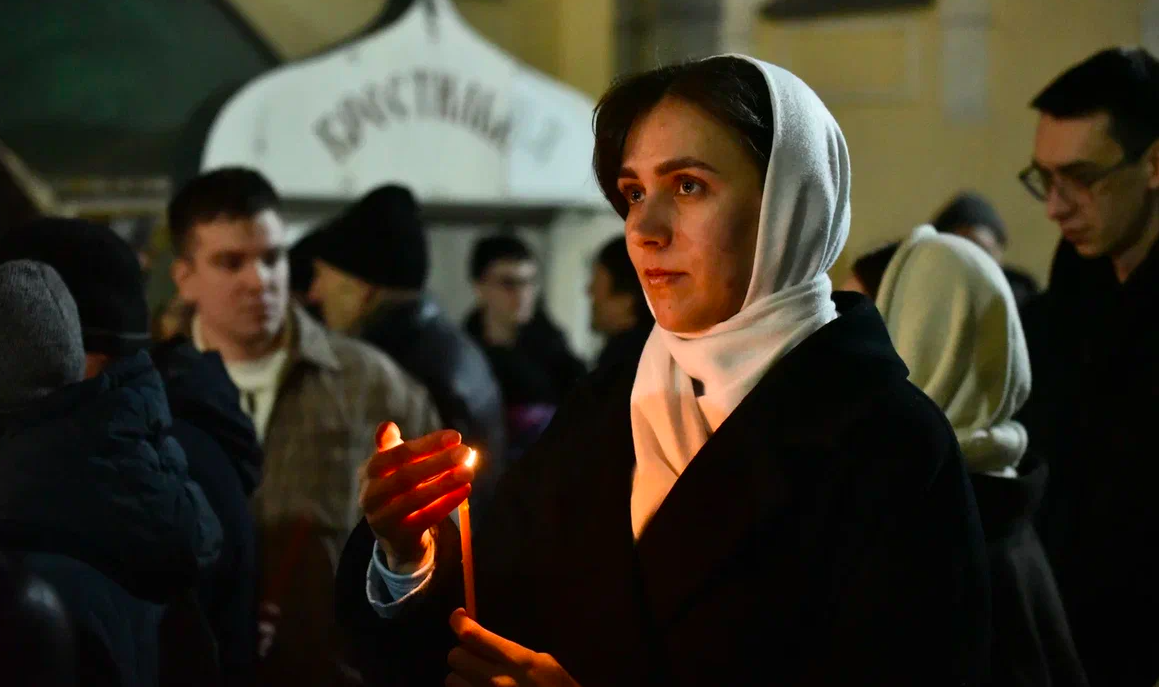 Фото Сотни прихожан пришли на ночную пасхальную службу в Вознесенский собор Новосибирска – 20 кадров 6 - Сиб.ФМ Фото Сотни прихожан пришли на ночную пасхальную службу в Вознесенский собор Новосибирска – 20 кадров 6